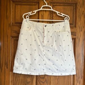 Croft & Barrow Large white mini casual skirt with Blue Embroidered Anchors